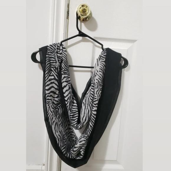 Geri lightweight scarf - Picture 2 of 2